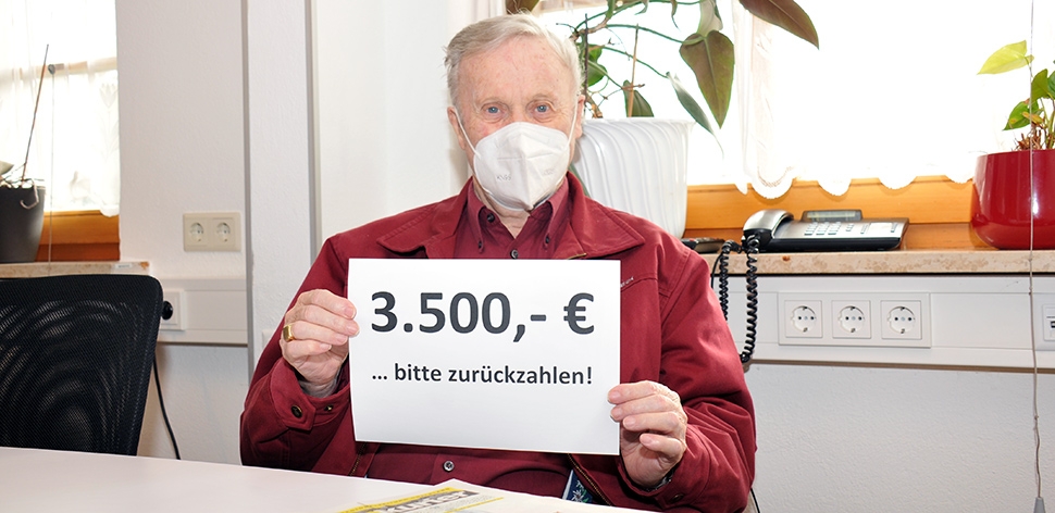 Pfarrer gibt Namen dem Notar