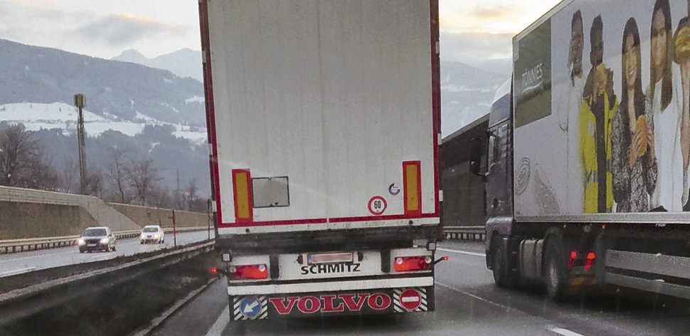 Etliche Fahrer pfeifen auf LKW-Überholverbot