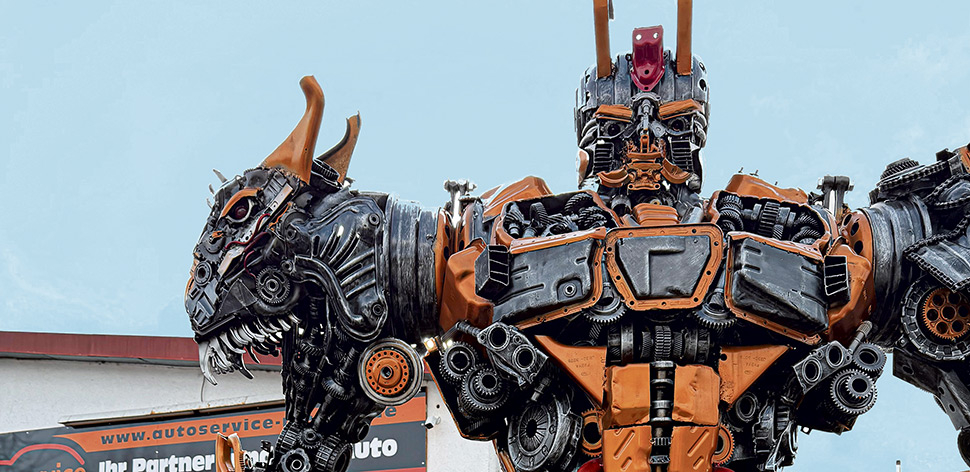 Werkstattbesitzer stellt eigenen Transformer auf