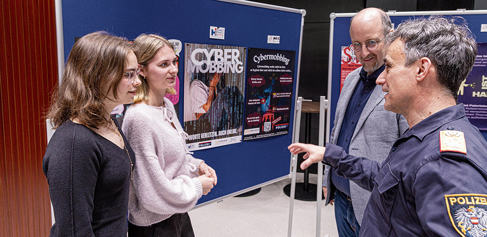 Schüler präsentieren Sicht auf digitale Welt