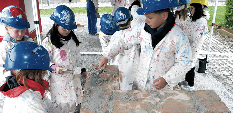 Schwaz: Kinder entdecken das Bauhandwerk