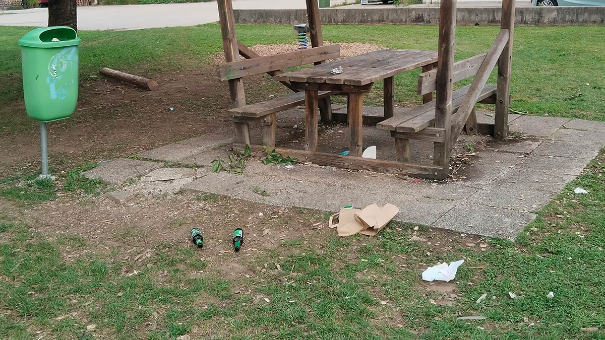 Spielplatz Kramsach: Müll und patzige Sager