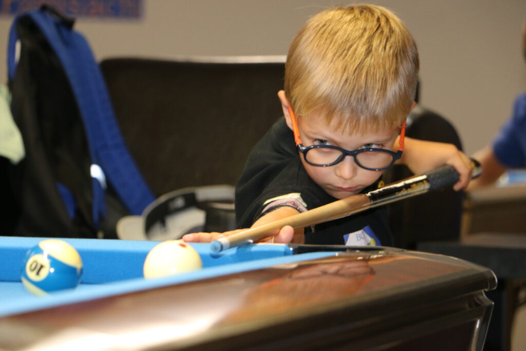 Billard: Ein kleiner Meister am grünen Tisch!